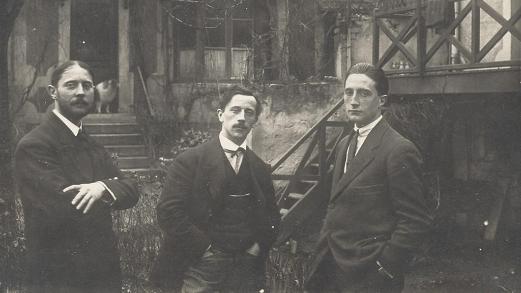 Les trois frères Duchamp, de gauche à droite: Jacques Villon, Raymond Duchamp-Villon, Marcel Duchamp, dans le jardin des ateliers de Puteaux, France, circa 1913 - Smithsonian Institution collections