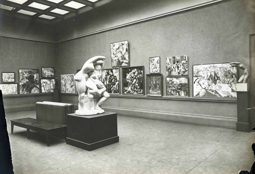 Vue d'une des salles de l'Armory Show, avec dex toiles de Jacques Villon, "Jeune Fille", 1912, et "Puteaux, Fumées et arbres en fleurs", 1912 - Smithsonian Institution collections