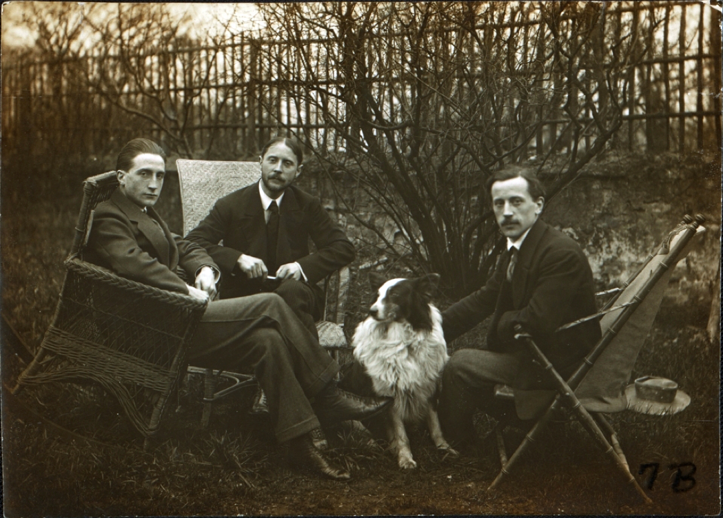 Les trois frères Duchamp, de gauche à droite: Marcel Duchamp, Jacques Villon, Raymond Duchamp-Villon, dans le jardin des ateliers de Puteaux, France, circa 1913 - Smithsonian Institution collections
