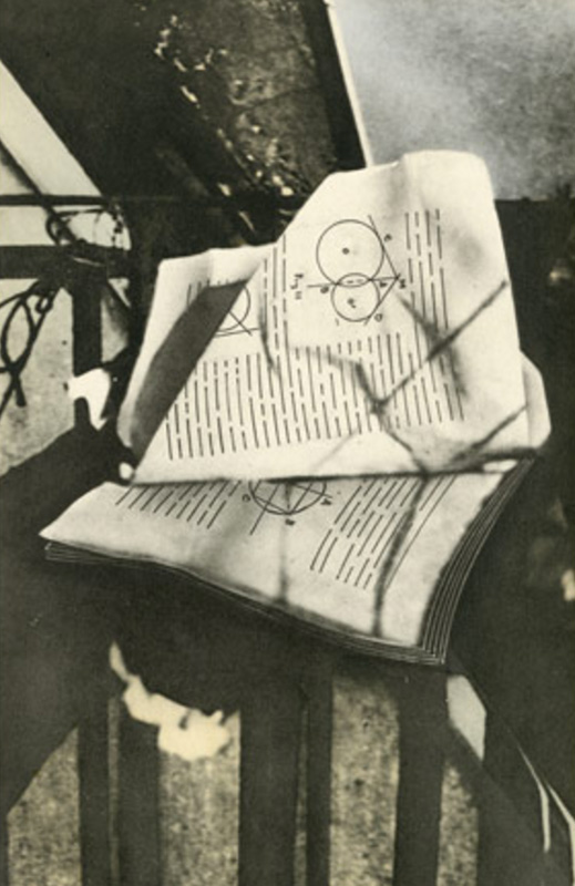 "Unhappy Readymade". 1919, Marcel Duchamp - Imprimé en 1958 pour "La Boite en Valise" ( From or by Marcel Duchamp or Rrose Sélavy), Series C - © Marcel Duchamp/adagp, Paris, 2016